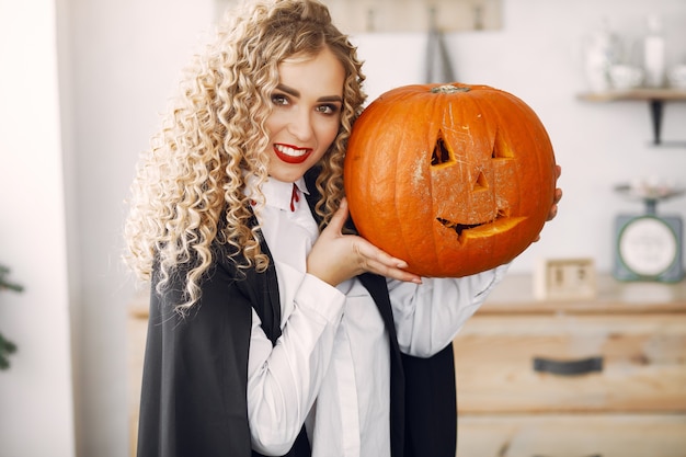 Mujer vestida con traje negro. Señora con maquillaje de halloween.