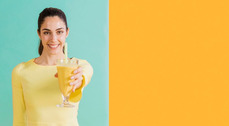 Mujer en vestido amarillo con jugo