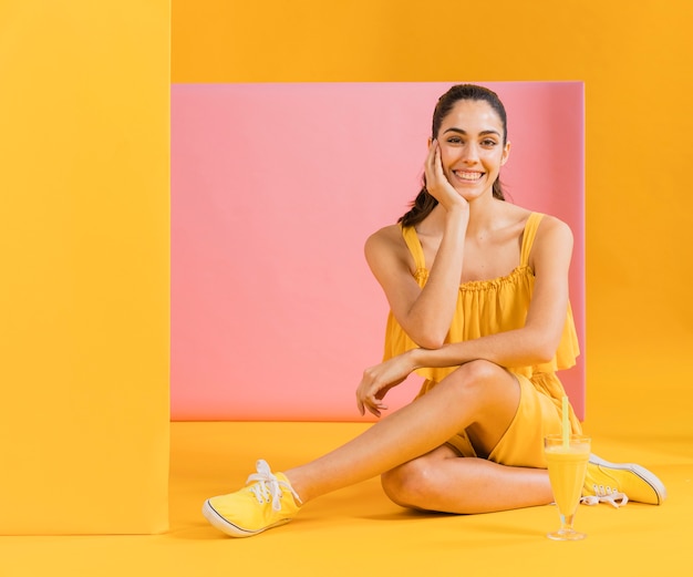 Foto gratuita mujer, en, vestido amarillo, sentar piso