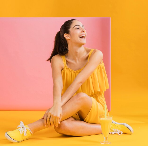Mujer, en, vestido amarillo, sentar piso