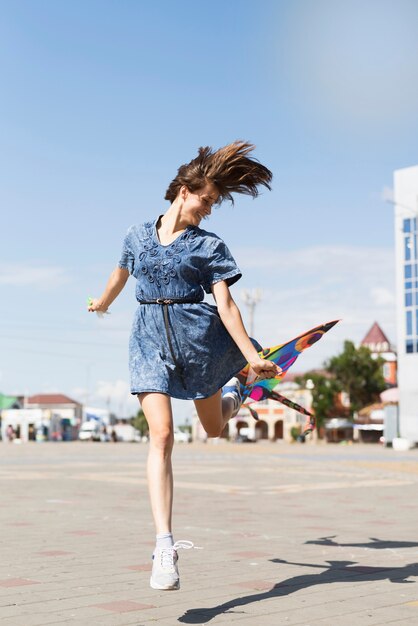 Mujer con vestido azul en día soleado