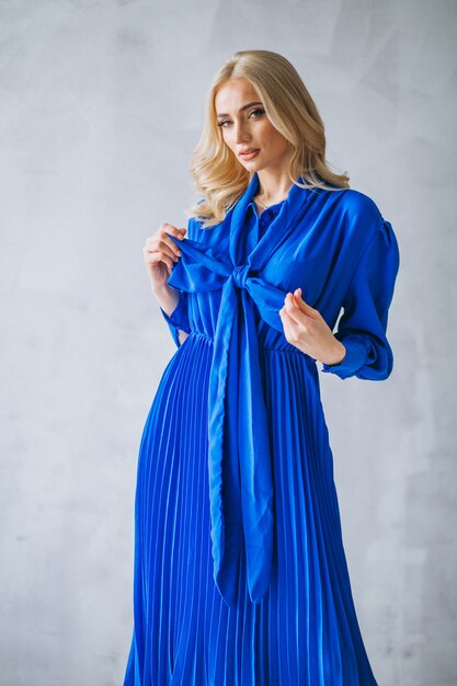 Mujer en vestido azul