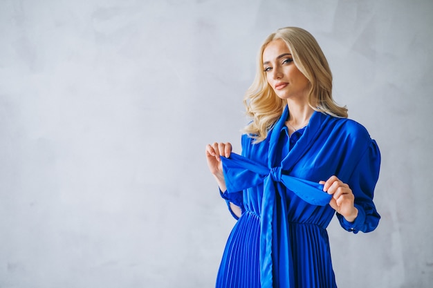 Mujer en vestido azul