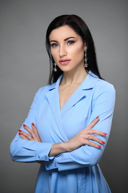 Mujer en vestido azul