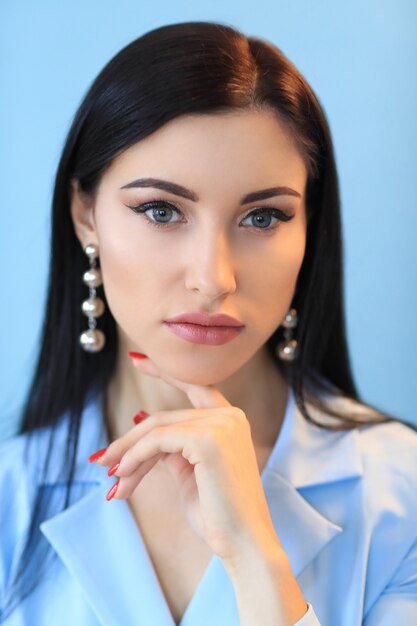 Mujer en vestido azul