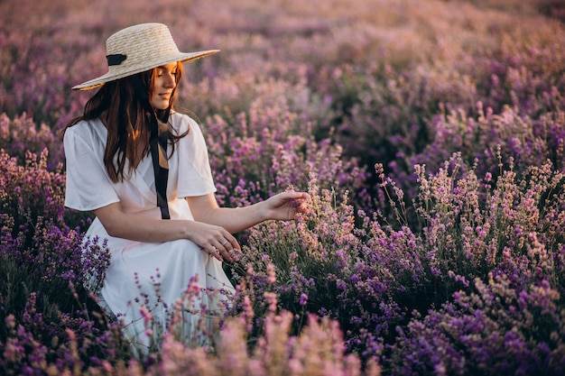 Foto gratuita mujer con vestido blanco en un campo de lavanda