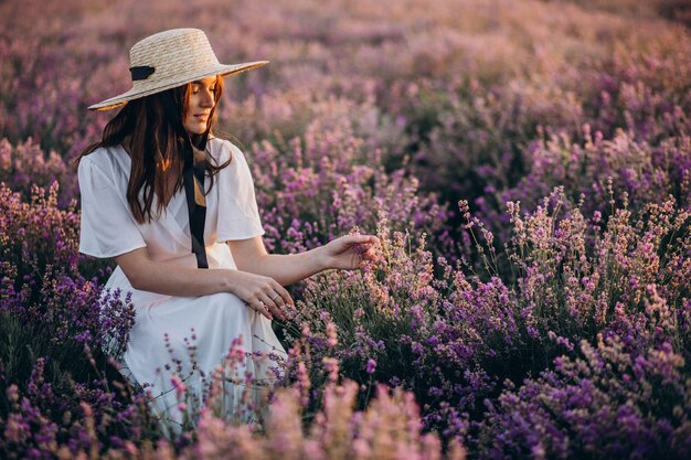 Mujer con vestido blanco en un campo de lavanda