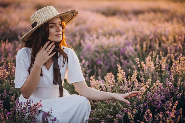 Mujer con vestido blanco en un campo de lavanda