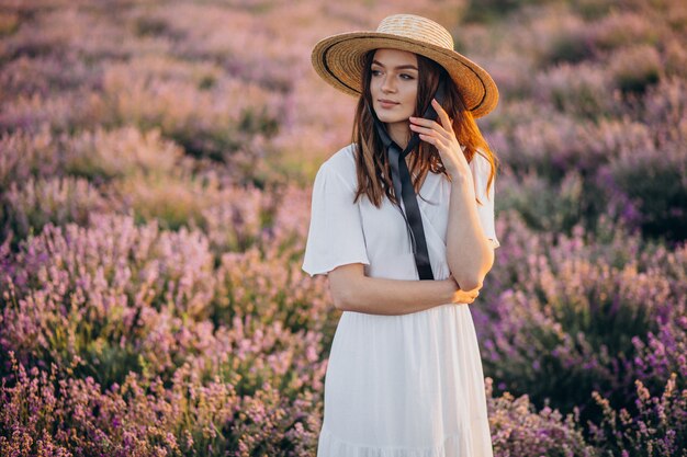 Mujer con vestido blanco en un campo de lavanda