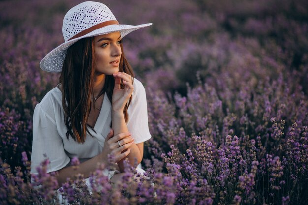 Mujer con vestido blanco en un campo de lavanda