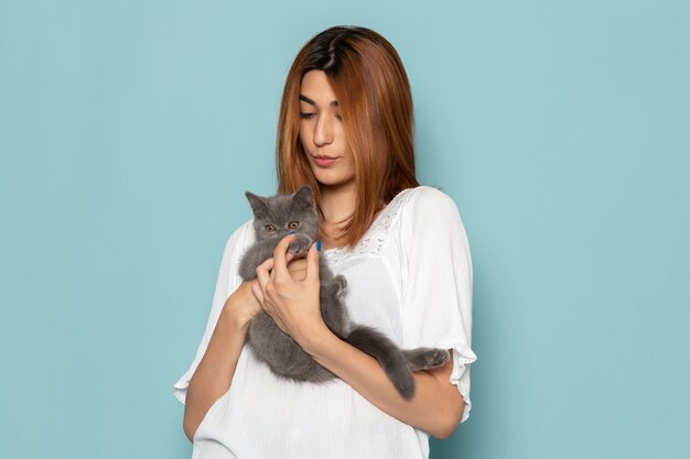 mujer en vestido blanco con lindo gatito gris