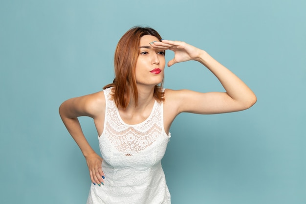 mujer en vestido blanco mirando a lo lejos