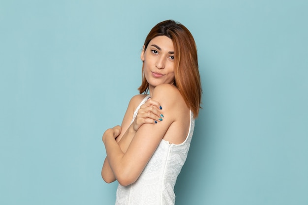 mujer en vestido blanco solo posando