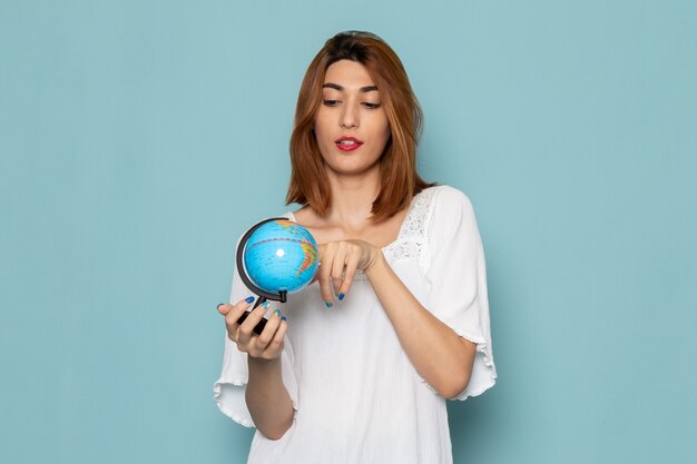 Foto gratuita mujer en vestido blanco sosteniendo globo