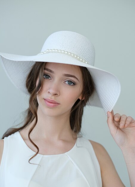 Mujer en un vestido blanco