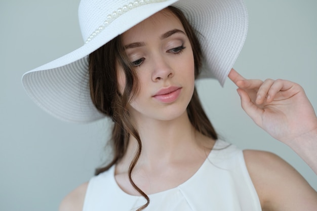 Mujer en un vestido blanco