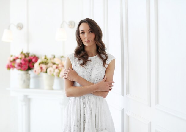 Mujer en vestido blanco