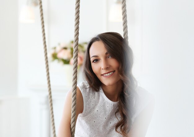 Mujer en vestido blanco