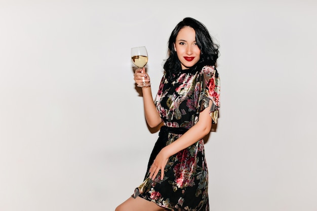 Mujer en vestido corto celebrando el día de San Valentín con champán