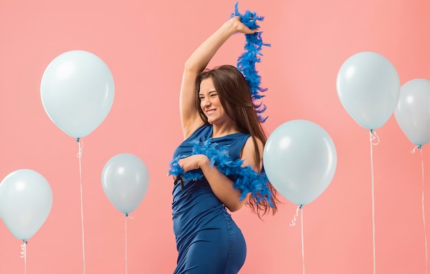 Foto gratuita mujer con vestido elegante con gafas de sol en la fiesta