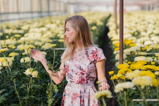 Mujer con vestido floral en invernadero