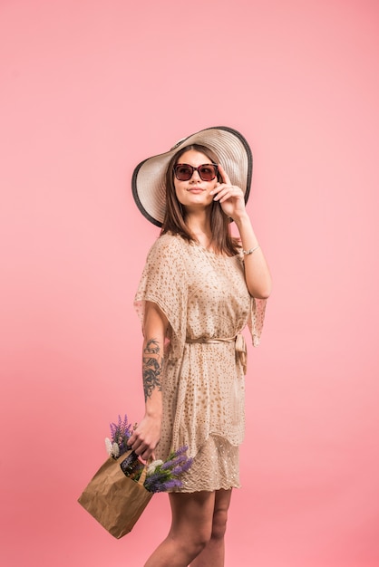 Mujer en vestido con flores en bolsa