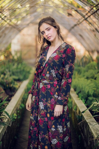 Mujer en vestido de flores mirando a la cámara