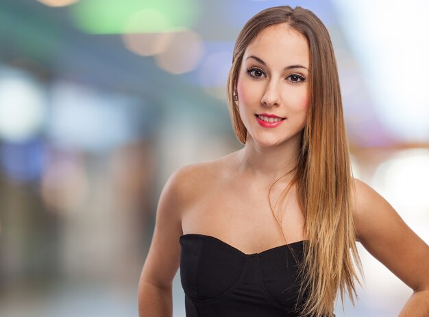 Mujer con un vestido negro