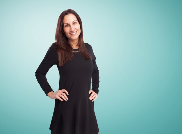 Mujer con un vestido negro