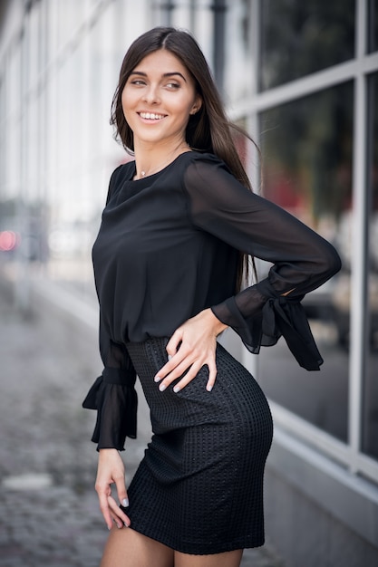 Mujer con un vestido negro