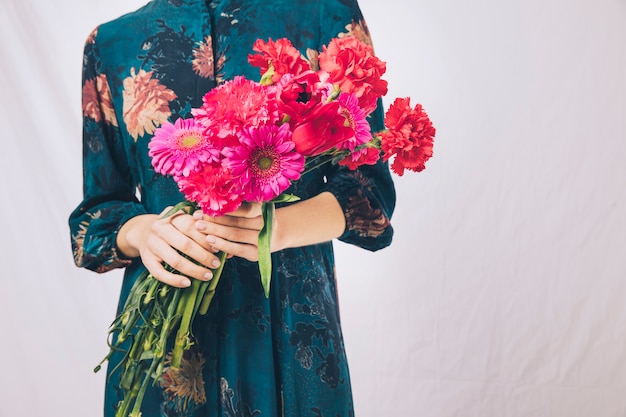 Foto gratuita mujer en vestido con ramo de flores