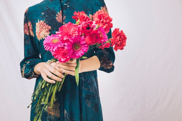 Mujer en vestido con ramo de flores