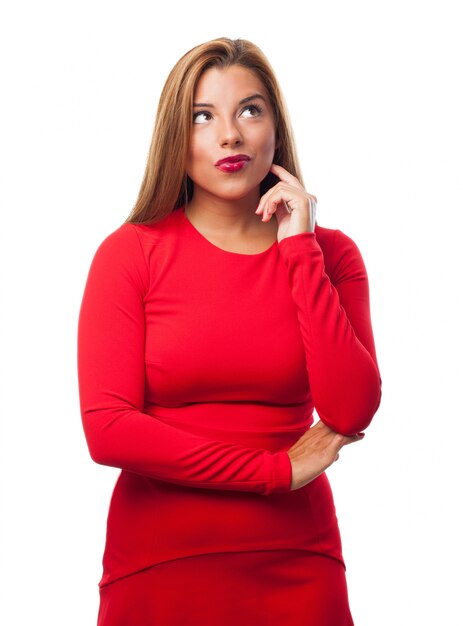 Mujer con vestido rojo pensando