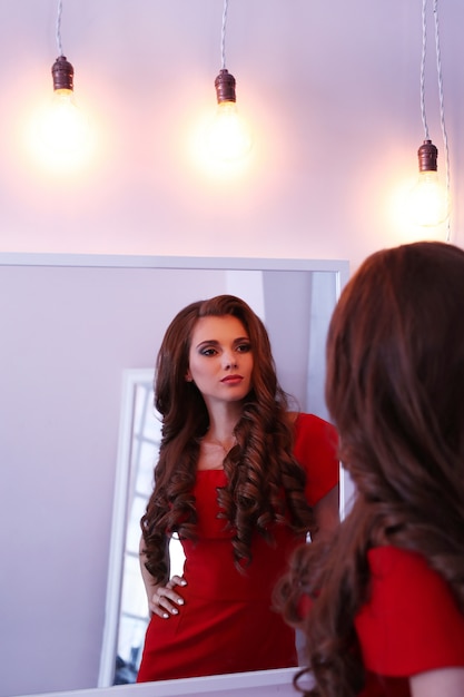 Foto gratuita mujer en vestido rojo