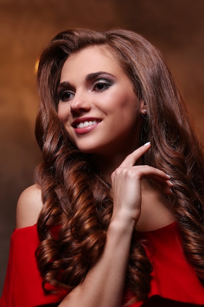 Mujer en vestido rojo