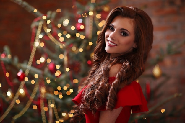 Mujer en vestido rojo