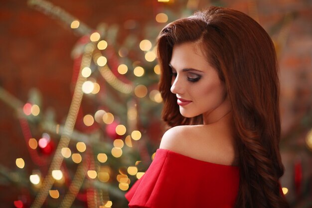 Mujer en vestido rojo