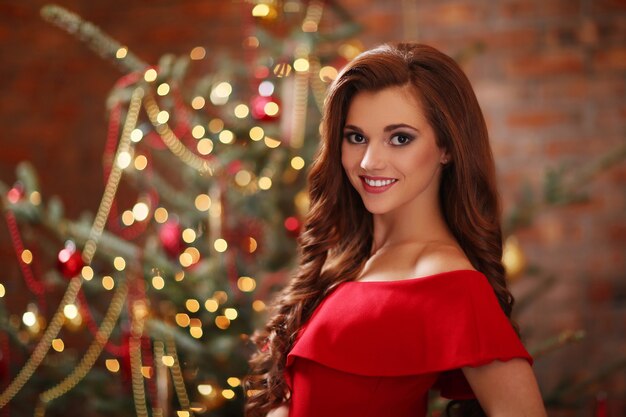 Mujer en vestido rojo