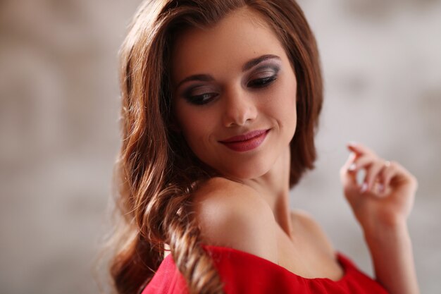 Mujer en vestido rojo