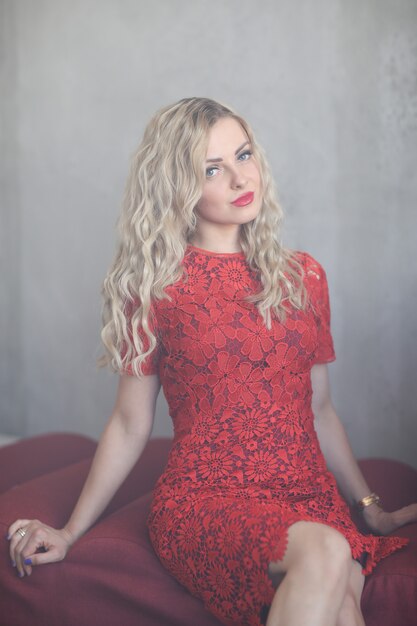 Mujer en vestido rojo