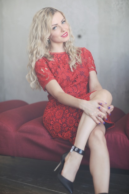 Mujer en vestido rojo