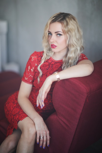 Mujer en vestido rojo