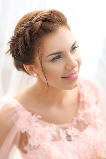 Mujer en vestido rosa