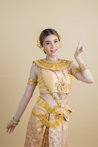 Mujer con vestido típico tailandés