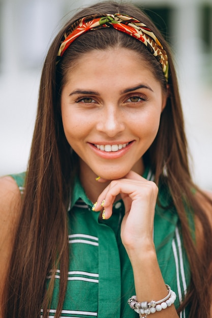 Foto gratuita mujer en vestido verde en el parque