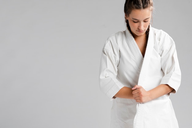 Mujer vestirse con uniforme y copia espacio