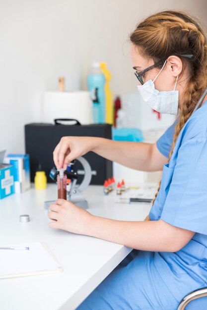 Mujer veterinaria trabajando con muestra de sangre.