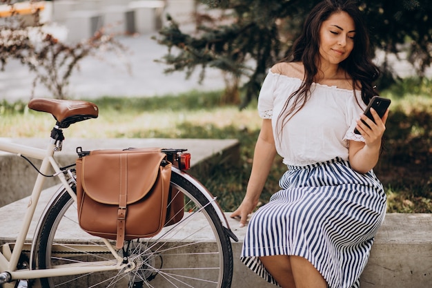 Mujer viajando en bicicleta en la ciudad