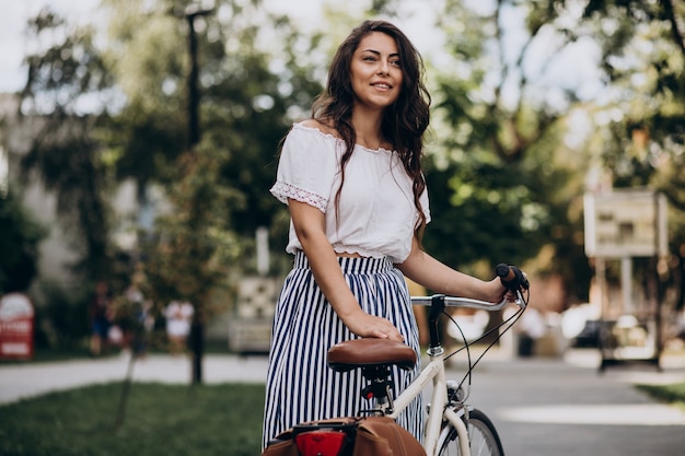 Foto gratuita mujer viajando en bicicleta en la ciudad