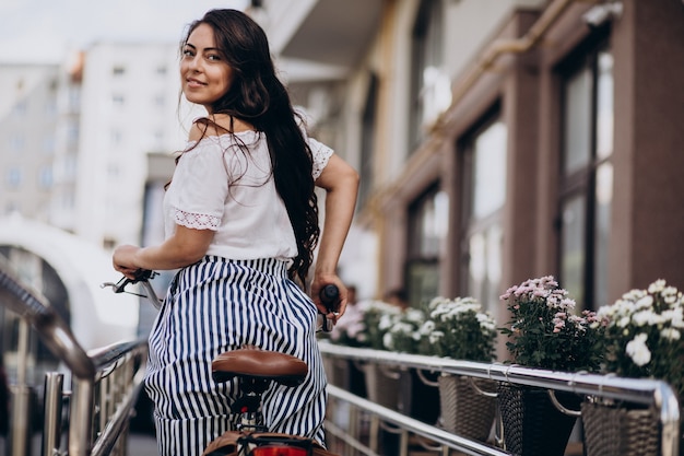 Mujer viajando en bicicleta en la ciudad